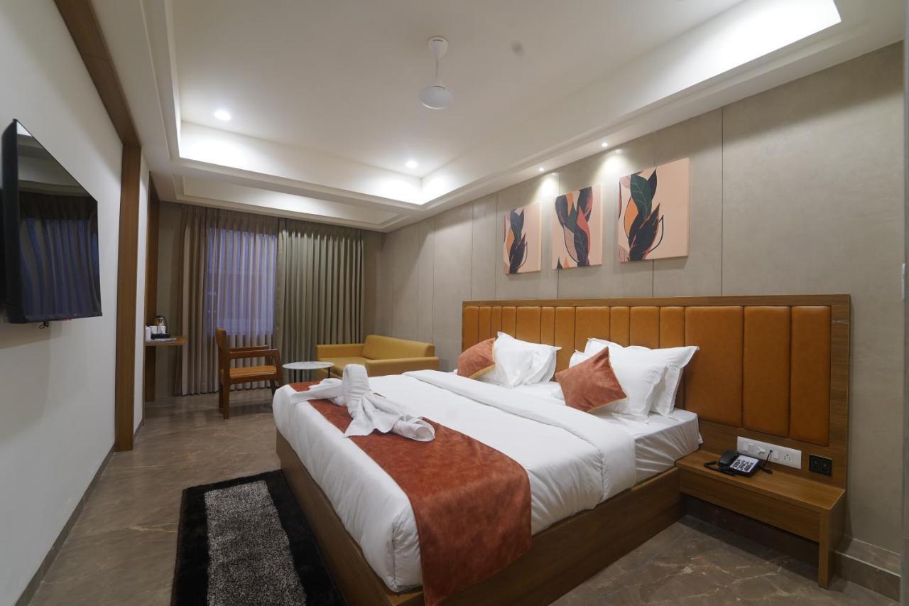 Hotel Stature Inn Kevadia Esterno foto