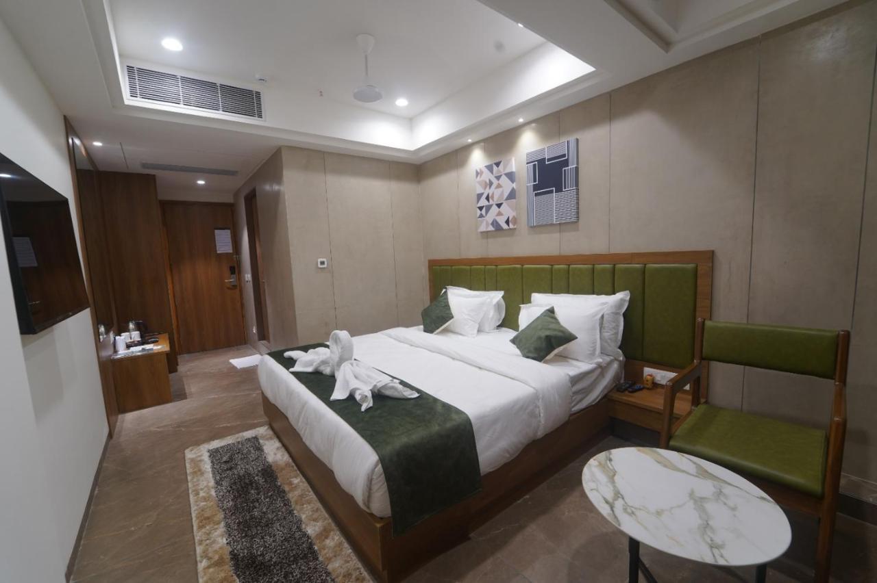 Hotel Stature Inn Kevadia Esterno foto