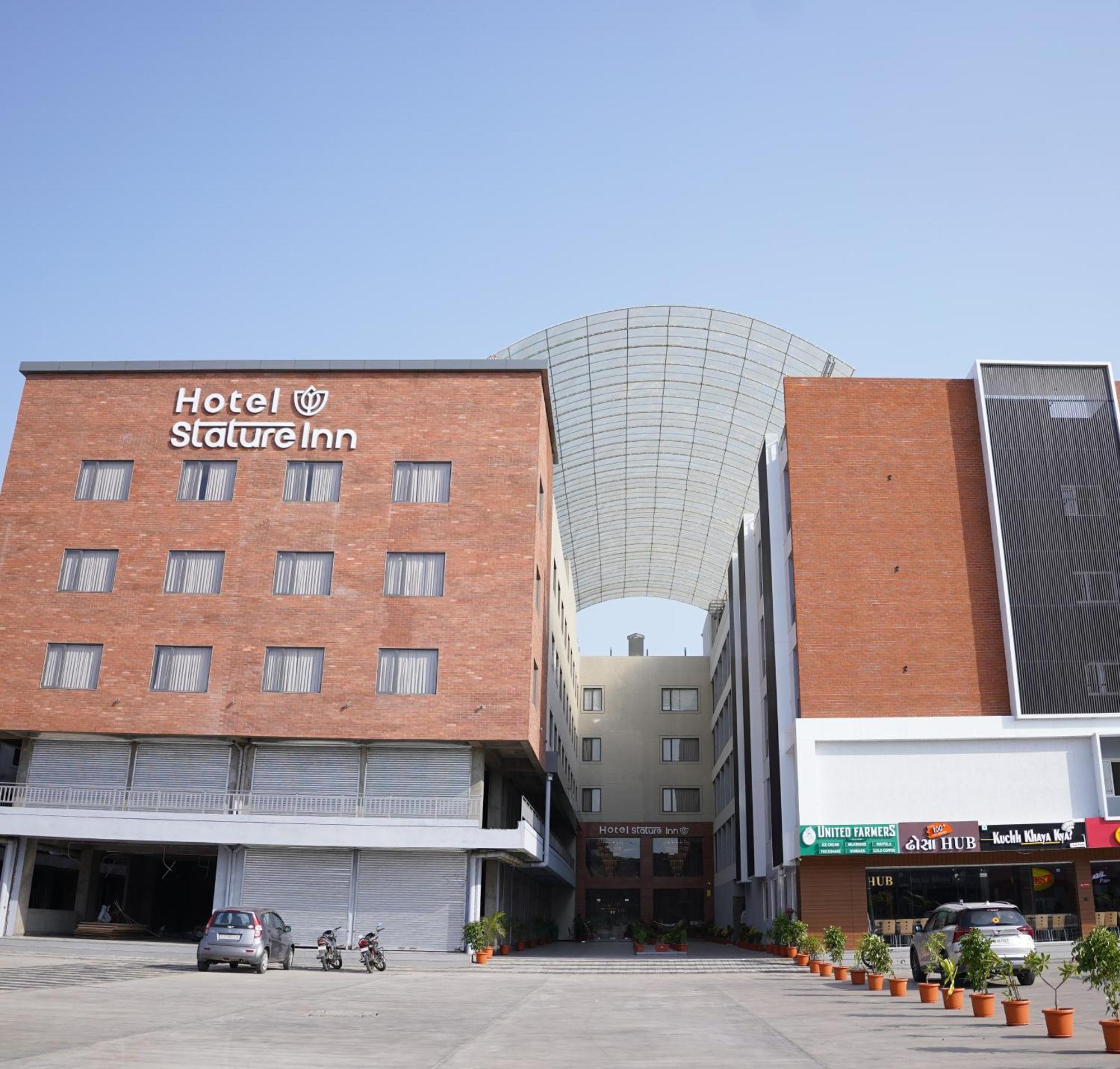 Hotel Stature Inn Kevadia Esterno foto